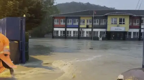 Përmbytet Stambolli, dy persona humbin jetën e lagje të tëra të bllokuara