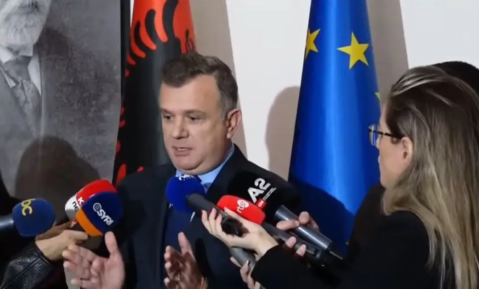 Taulant Balla fton studentët në dialog me Ramën: Duhet të ulemi!