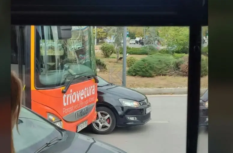 Aksident te “Rrethi i Flamurit” në Prishtinë, të përfshira një autobus dhe një veturë