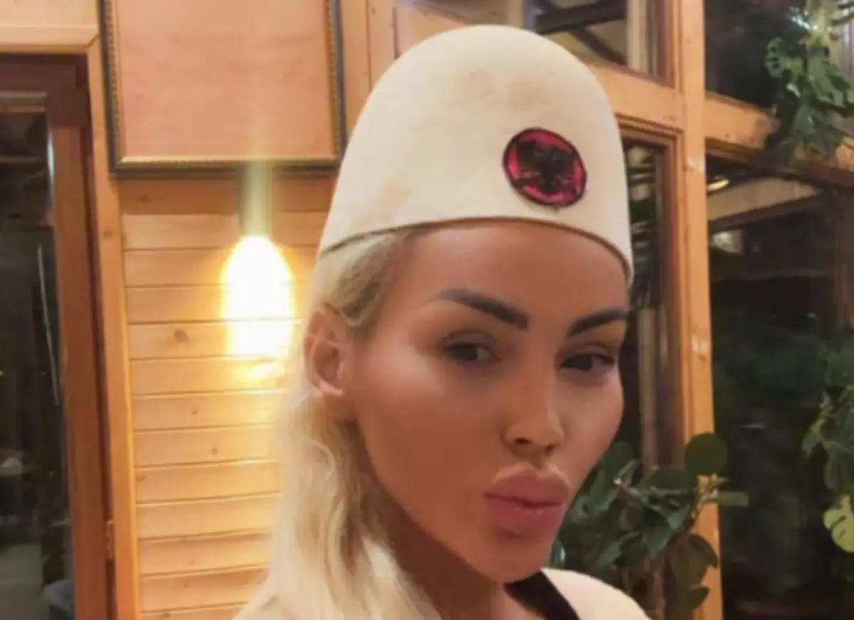 Fjolla Morina shfaqet me plis në kokë, bie në sy simboli i shqiponjës dykrenare