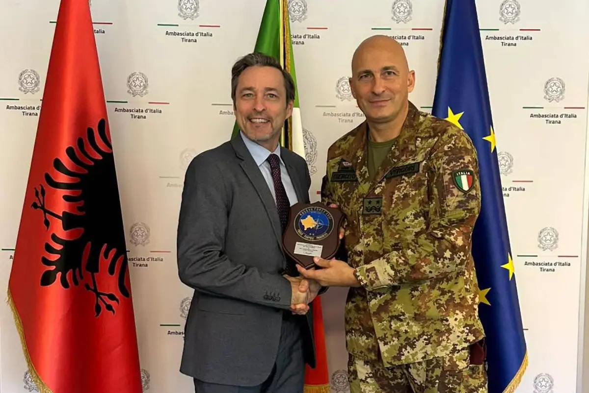 Komandanti i KFOR-it dhe ambasadori italian diskutojnë për zhvillimet në rajon