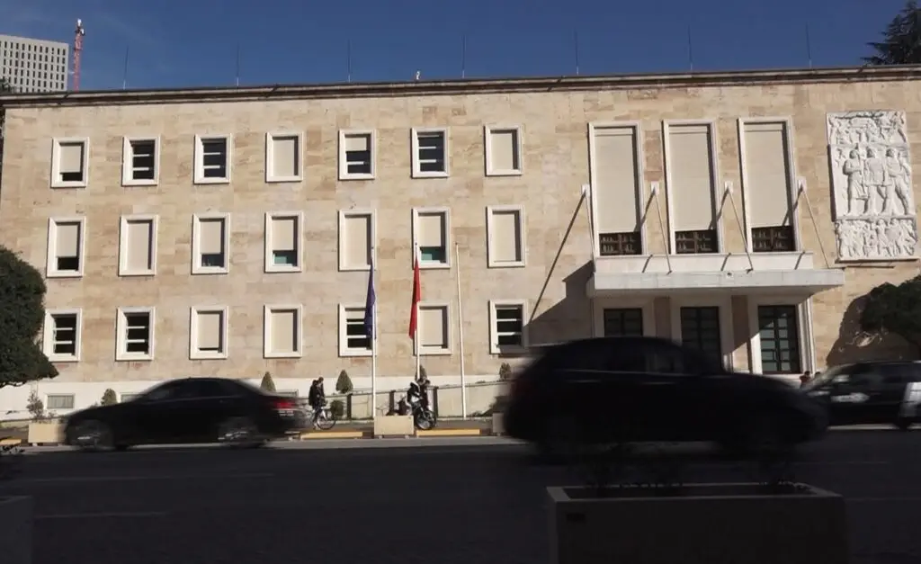 Dita e 15-të e tubimit në Tiranë: Protestuesit zhvendosen përpara Kryeministrisë