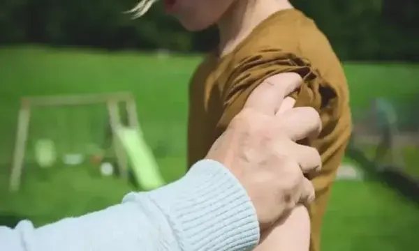 Ky shtet planifikon t’u lejojë mësuesve të përdorin forcë fizike ndaj nxënësve