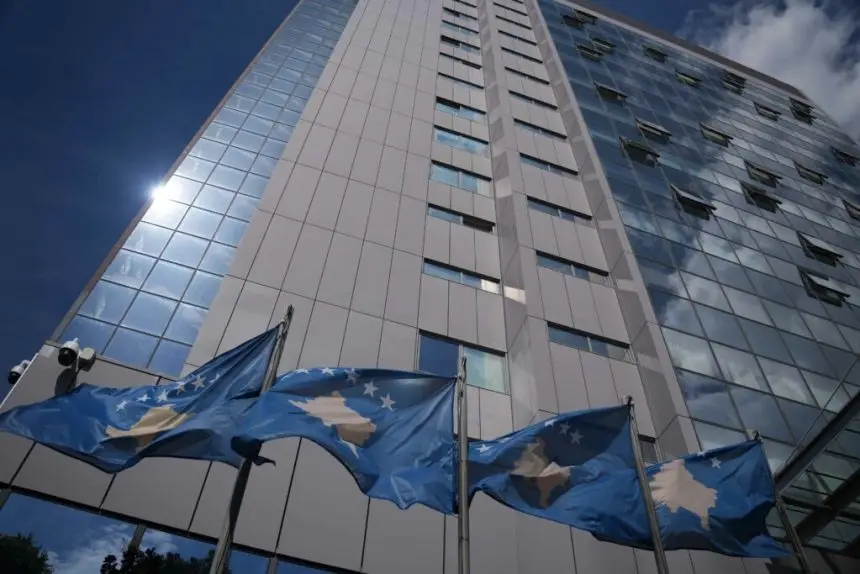 Kriza politike dhe ngecja në rrugën drejt BE-së: Çka thotë draft-raporti për Kosovën?