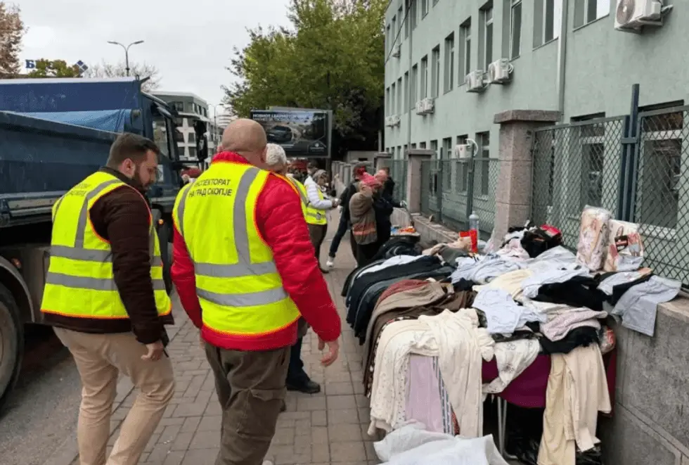 Inspektorët e qytetit të Shkupit largojnë shitësit ilegalë, aksion te Klinika, Tregu i Gjelbër dhe Bunjakoveci