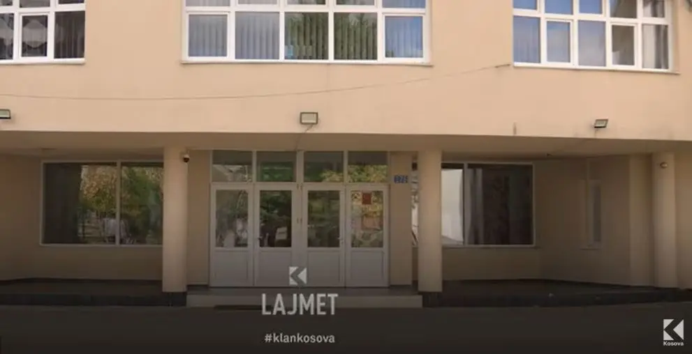 “Big brother” në shkollë: Prindërit i vëzhgojnë fëmijët online (VIDEO)