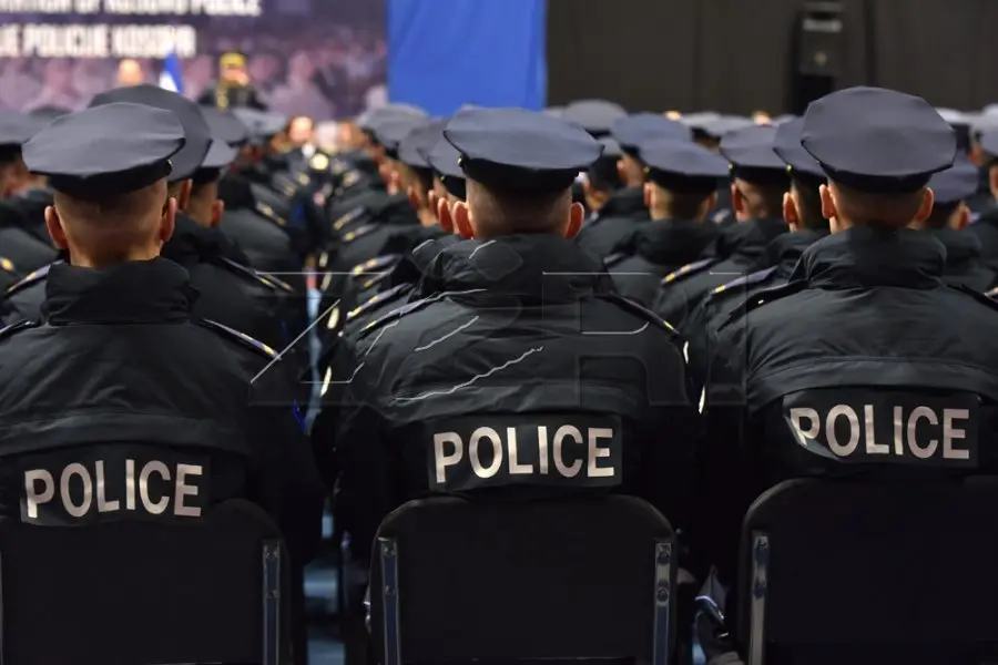 Shtyhet data e diplomimit, policët s’kanë uniforma, armë e certifikata