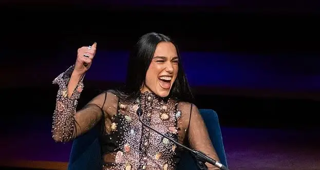 “Shembull për dashurinë ndaj librave”, Dua Lipa merr pjesë në Festivalin e Letërsisë në Londër
