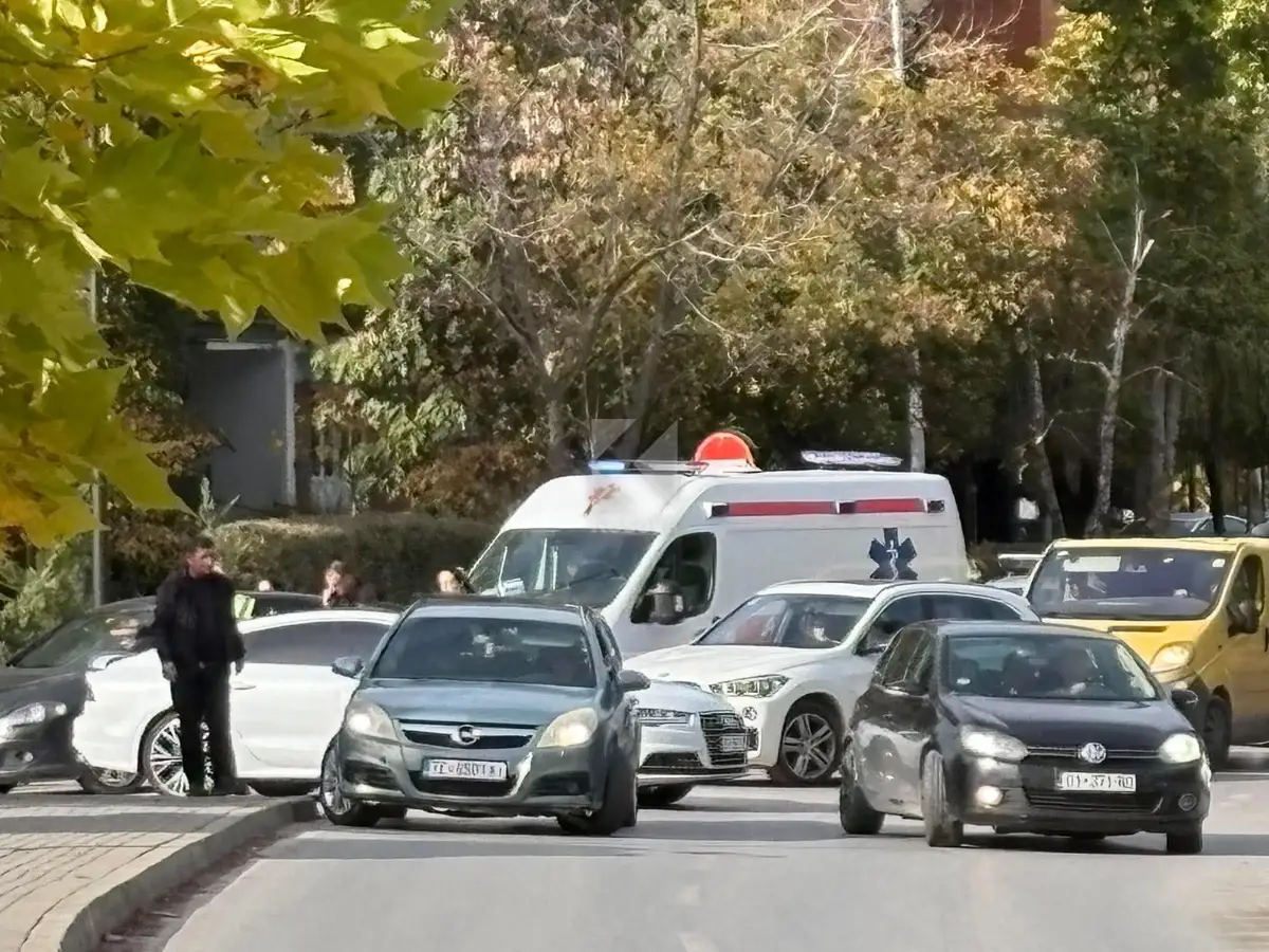 Aksident në Prishtinë, autoambulanca në vendin e ngjarjes