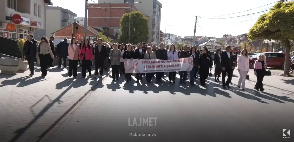 Tetori rozë: Skenderaj marshon kundër kancerit të gjirit (VIDEO)