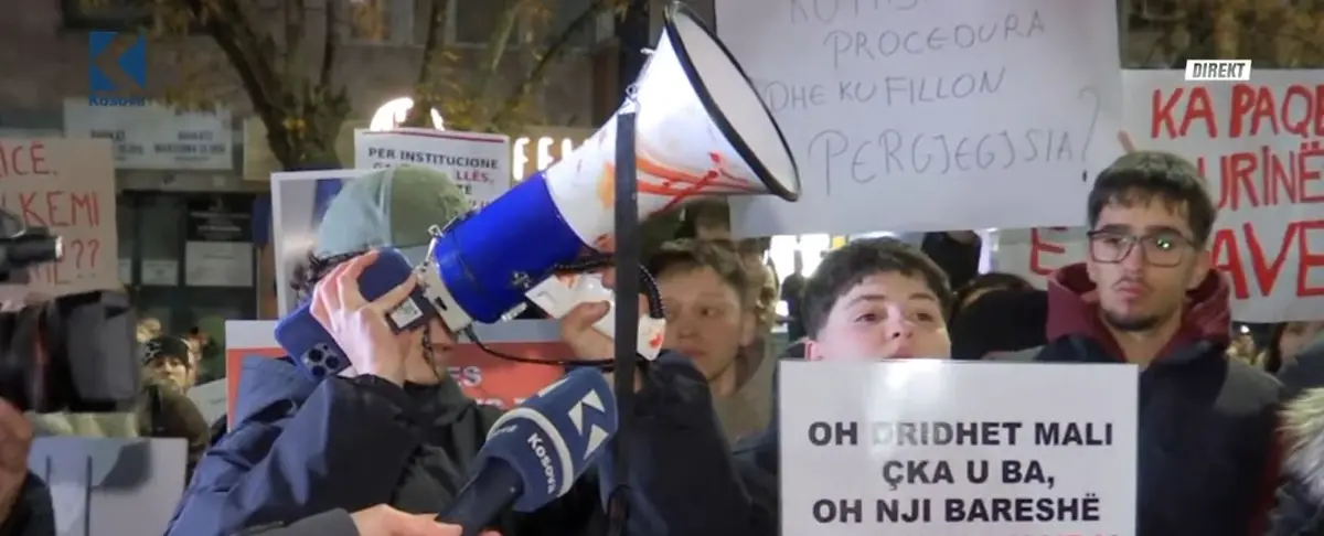 “Faruk, jom lodhë”, “Unë s’kam me t’pranu mo”, protestuesit lëshojnë bisedën e Arlindës me togerin të transmetuar në Klan