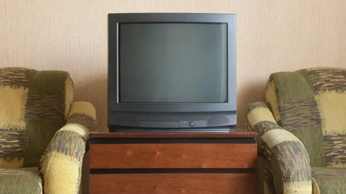 Të gjithë i kujtojmë televizorët e vjetër që zgjasnin me dekada – pse atëherë të rinjtë prishen sapo u skadon garancia?