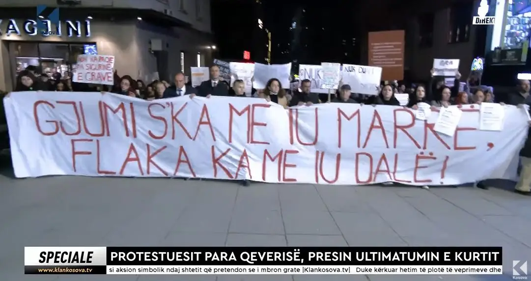 Protestuesit nisen për te Qeveria e Kosovës, nuk i ndalin thirrjet për dorëheqje e shkarkime (VIDEO)