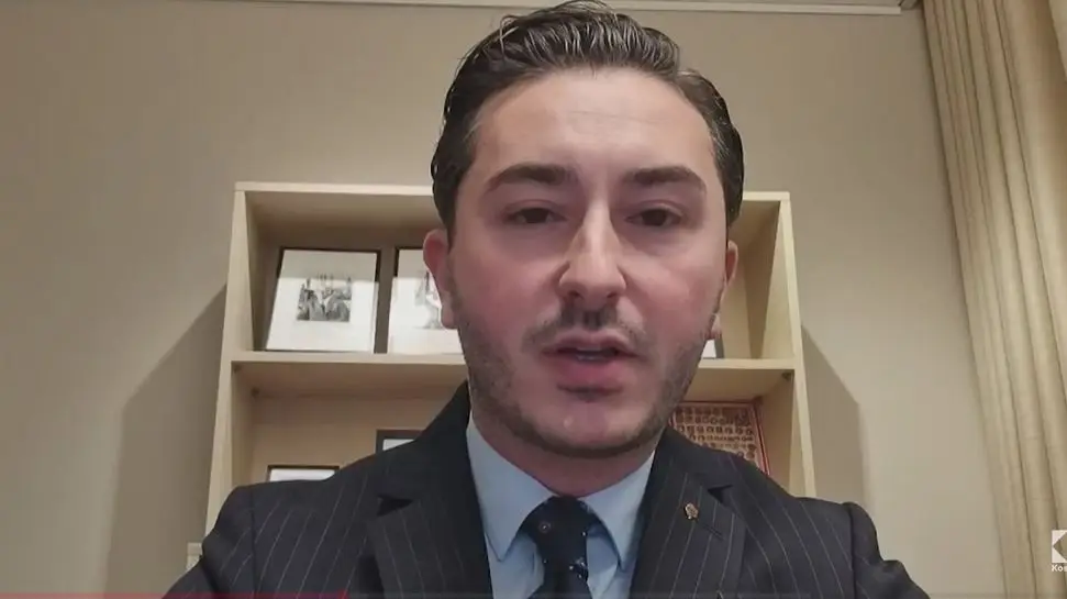 “Jam një prej politikanëve ma t’votum…” – Kush është deputeti nga Drenica që po bën bujë në Suedi?