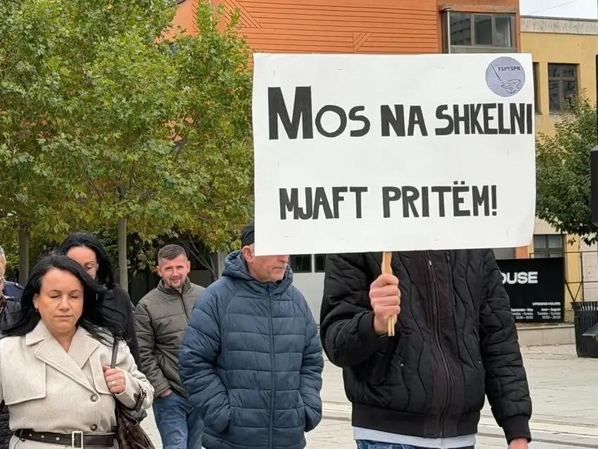 “Mos na shkelni”, punëtorët teknikë të sektorit privat protestojnë për paga