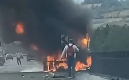 Një kamion përfshihet nga flakët në autostradën “Ibrahim Rugova”