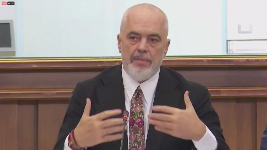 Rama ‘selam’ për VIP-at: “Japin ditë-natë leksione morali, në vend se të distancohen”