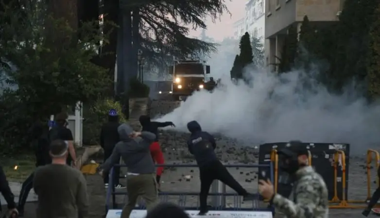 Protestat e dhunshme në Tiranë, punonjësit e administratës njoftohen të mos dalin në punë