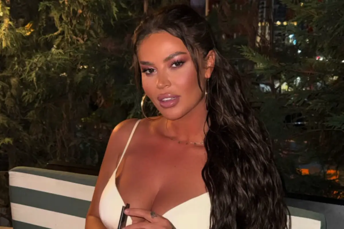 Santiana Maloku ndan një foto para pasqyrës së ashensorit, shfaqet më sensuale se kurrë