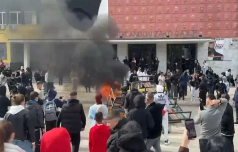Korçë, gjykata liron dy të rinjtë e arrestuar për protestën, do hetohen me detyrim paraqitjeje
