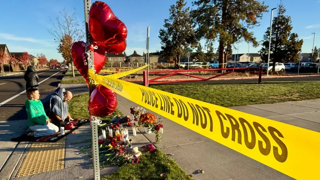 Trump e quan “hero” babanë që qëlloi sulmuesin e shkollës në Oregon