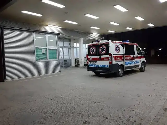 Një 2-vjeçar në gjendje të rëndë pas aksidentit në Zhur, transferohet në MIQ