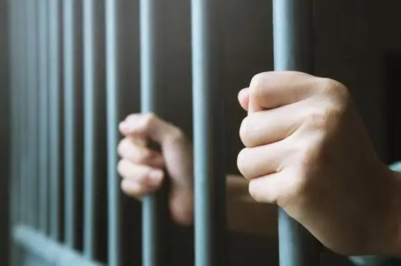 Gjakovë, arrestohet një person pasi sulmoi fizikisht nënën dhe motrën