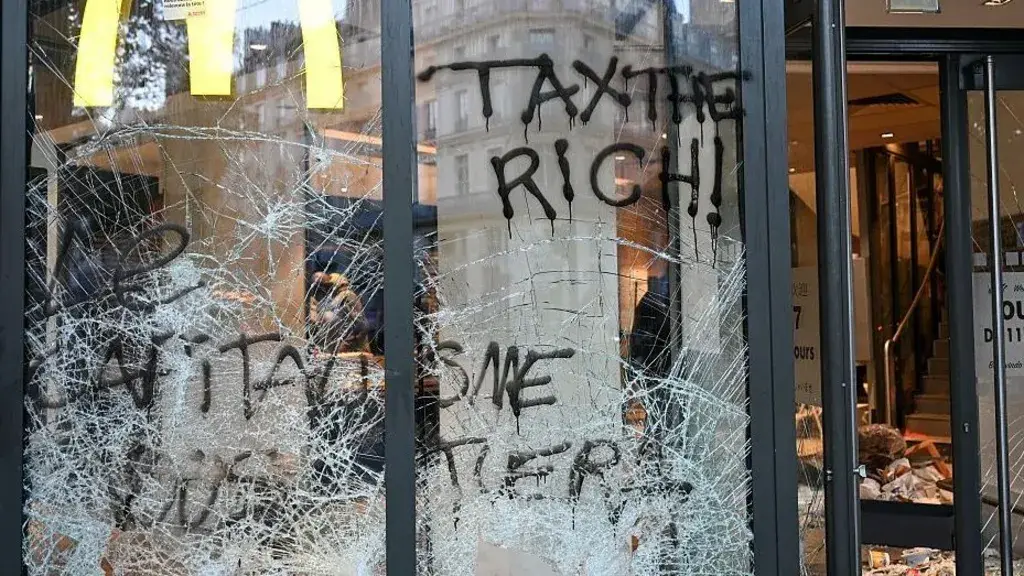 Pamje kaosi në Paris, makina të djegura e xhama të thyer