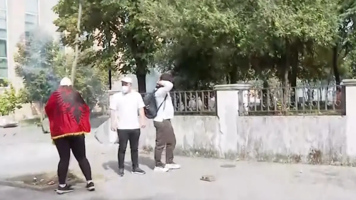 Sulmohet selia e Partisë Socialiste