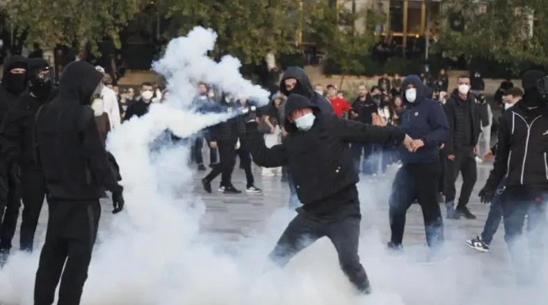 13 persona të lënduar nga protesta, mes tyre edhe zyrtarë policorë