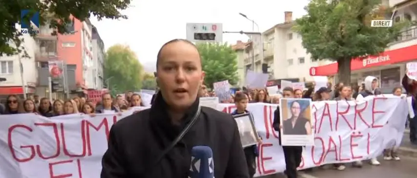 “Edhe sa?” | Gazetarja e Klanit direkt nga Peja, protestuesit kërkojnë drejtësi (VIDEO)