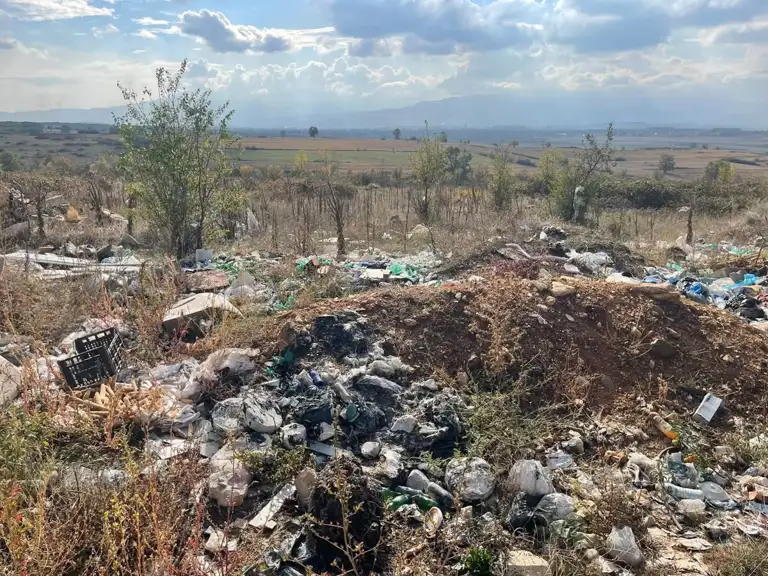 Deponia ilegale e mbeturinave në Mirash të Ferizajt, komuna zotohet ta largojë dhe të shqiptojë gjoba