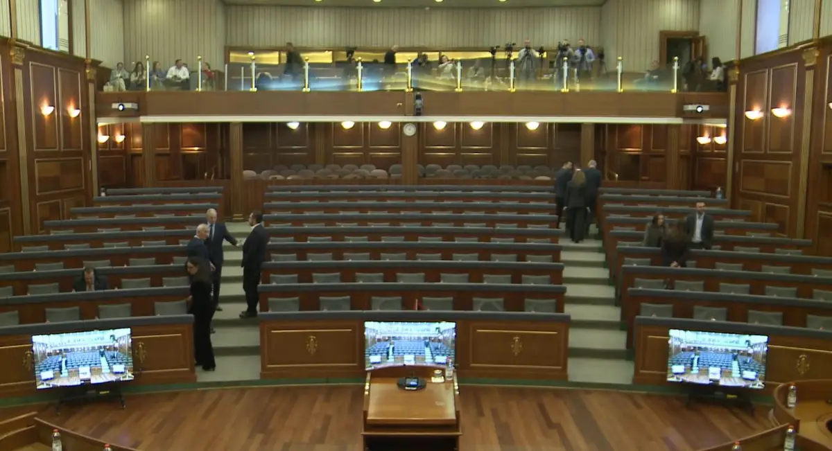 Deputetët nisin të mblidhen për seancën plenare