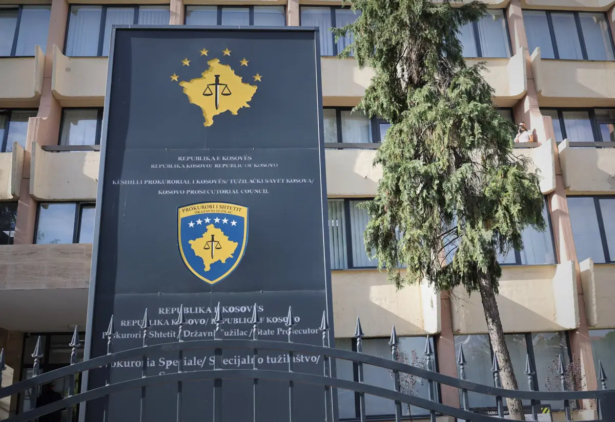 Autobotet mbusheshin 90% me ujë, aktakuzë ndaj 12 personave për dëmin mbi 4 milionë euro
