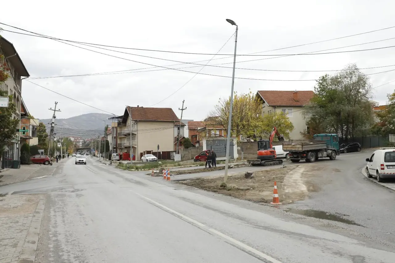 Nisin punimet në udhëkryqin “Nëna Terezë” në Mitrovicë, ku ndër vite pati aksidente të rënda