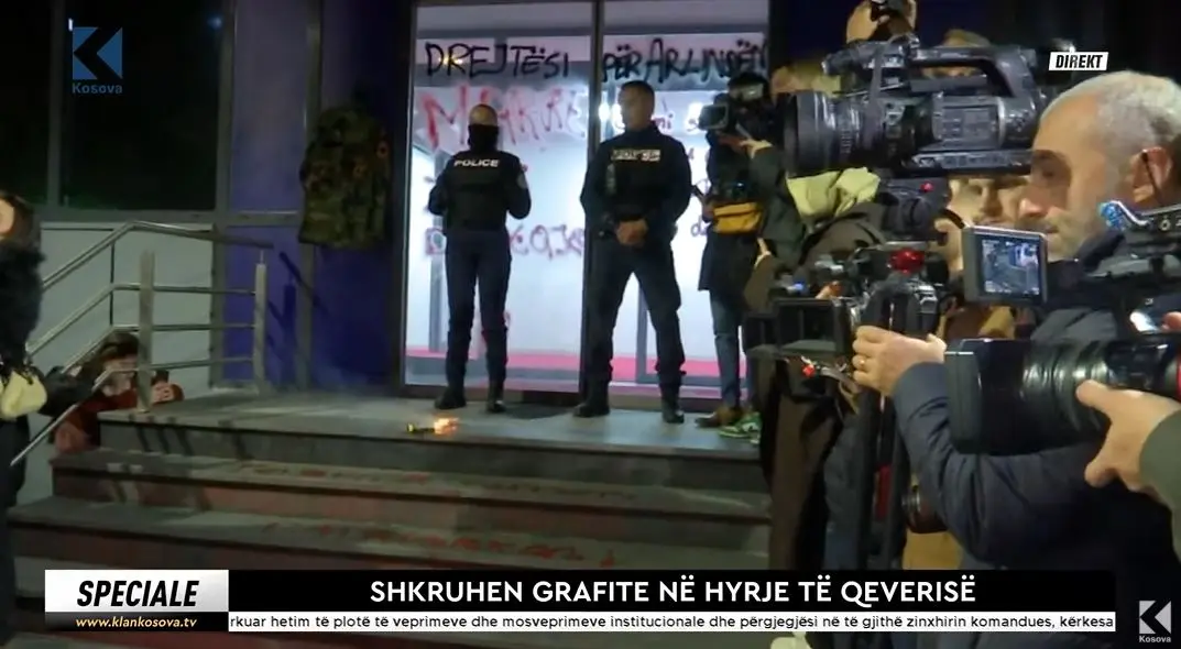 “Marre”, “Drejtësi”, “Dorëheqje” – Protestuesit shkruajnë mesazhe në dyert e Qeverisë së Kosovës (VIDEO)