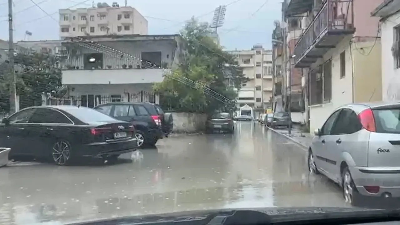 Reshjet e dendura të shiut përmbytin rrugët në Vlorë