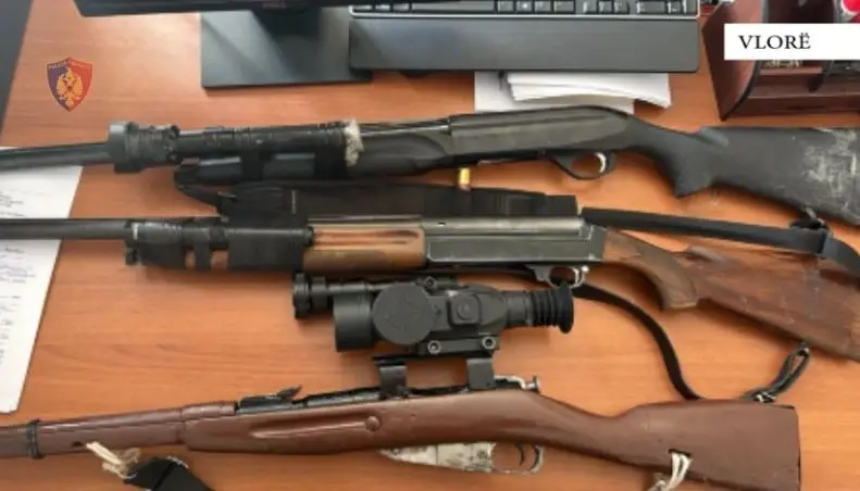 Qarkullonte i armatosur me armë zjarri dhe armë gjahu pa leje, arrestohet 40-vjeçari në Vlorë