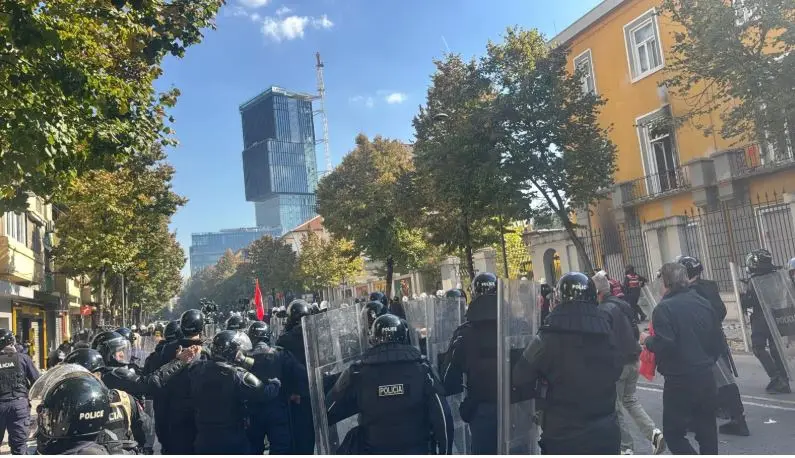 Protestuesit në Tiranë hedhin molotovë ndaj policisë, ajo përgjigjet me gazlotsjellës