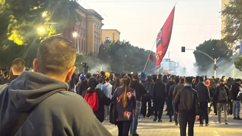 ‘Ndizet’ Tirana, protestuesit hedhin fishekzjarre në drejtim të policëve