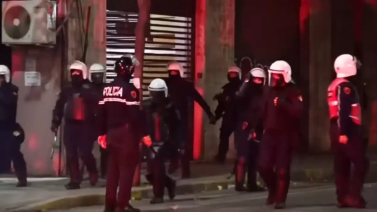 Dita e 5-të e protestës në Tiranë: Digjet Gjykata dhe disa institucione, arrestime e të plagosur