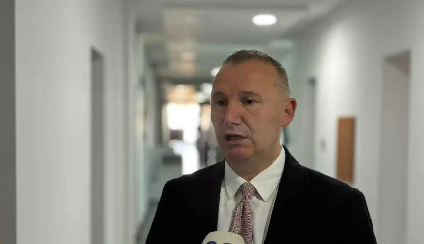 “Keqmenaxhim, ndërhyrje”, Zemaj akuzon pushtetin për gjendjen në sektorin e shëndetësisë
