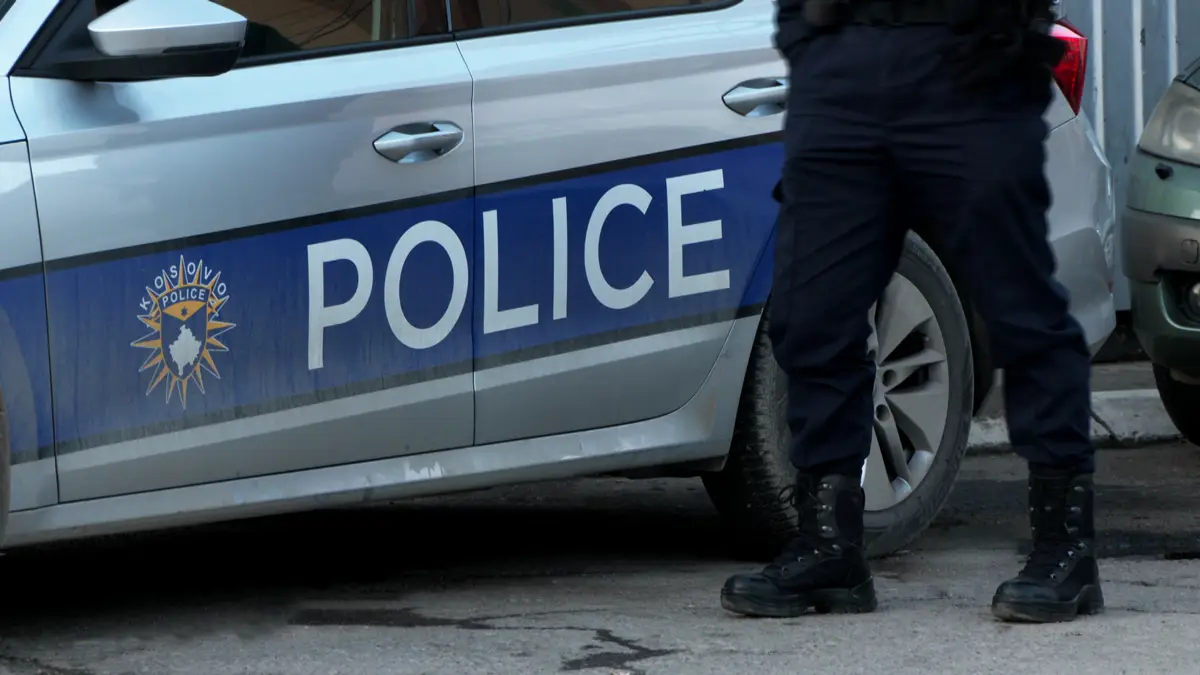 Po e ndiqnin një veturë, aksidentohet policia në Skenderaj