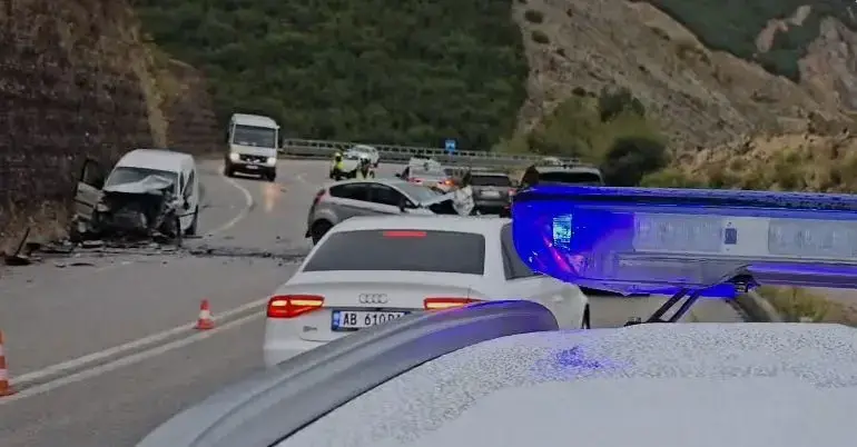 Aksident në rrugën Levan-Tepelenë, lëndohen nënë e bijë
