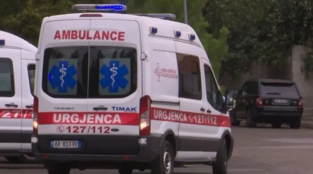 Ballsh: 52-vjeçari bie nga lartësia gjatë riparimit të çatisë së shtëpisë tij