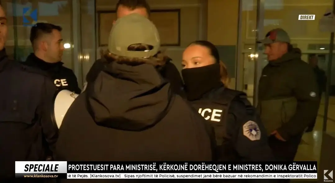 Me thirrjet për dorëheqje, protestuesit ndalen para Ministrisë së Drejtësisë (VIDEO)