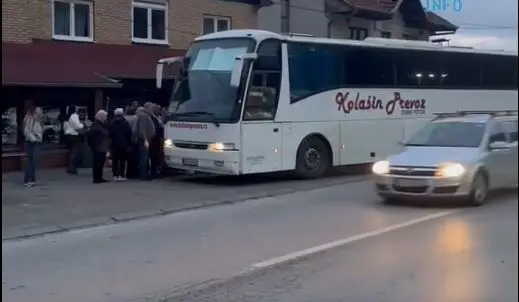 Qytetarët serbë nga Zubin Potoku nisen drejt Serbisë për të votuar
