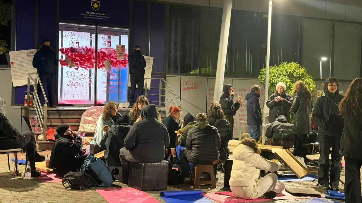 “Po i thirrim ministrat në telefon” – Protestuesit kalojnë natën para Qeverisë (VIDEO)