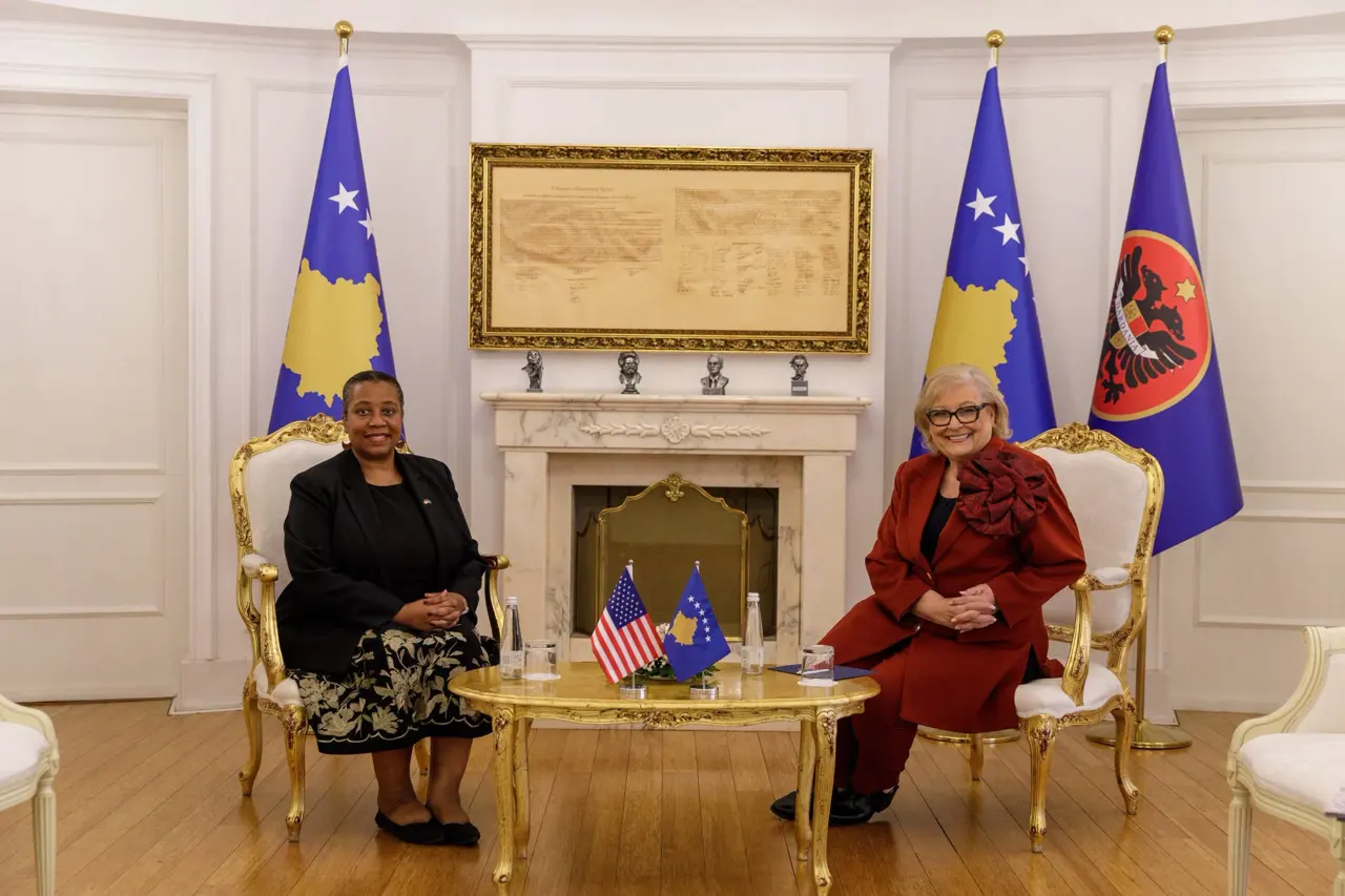 Ambasada Amerikane shpreh gatishmëri për bashkëpunim me presidenten e re të Kosovës