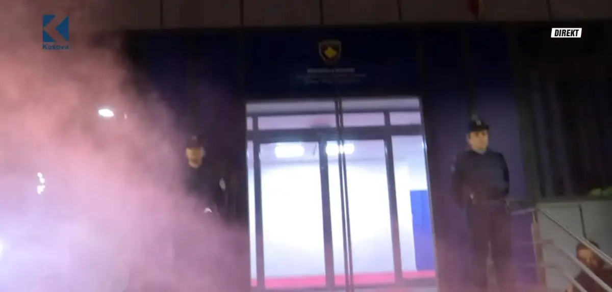 Protestuesit arrijnë te Qeveria, lypin llogari për Arlindën (VIDEO)
